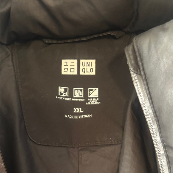 Uniqlo Men's Black Puffer Jacket - Picture 4 of 4